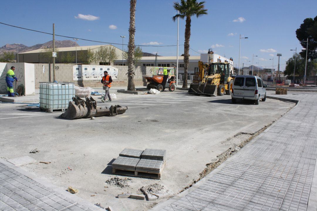 Obras en la rotonda de entrada a Novelda