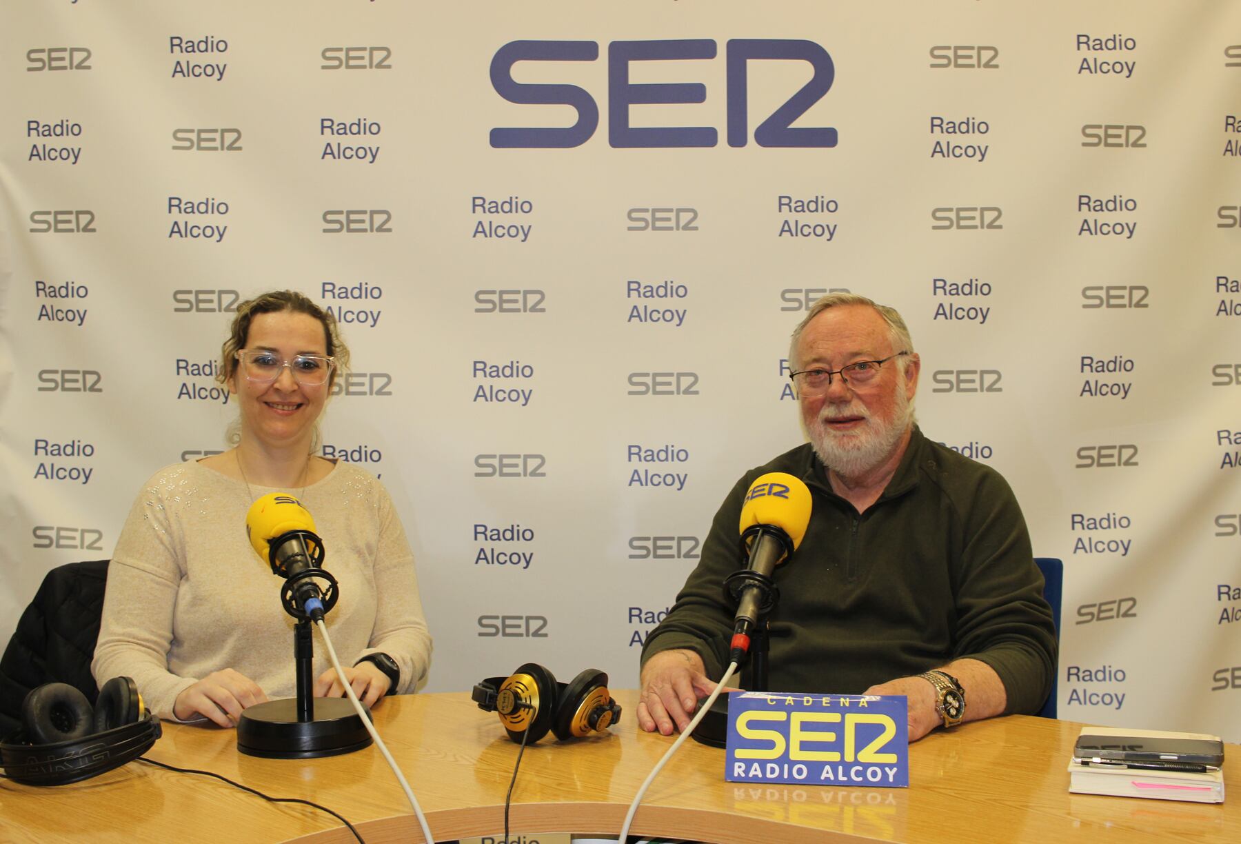 Ariadna Rodríguez y Paco Pascual, en el estudio central de Radio Alcoy