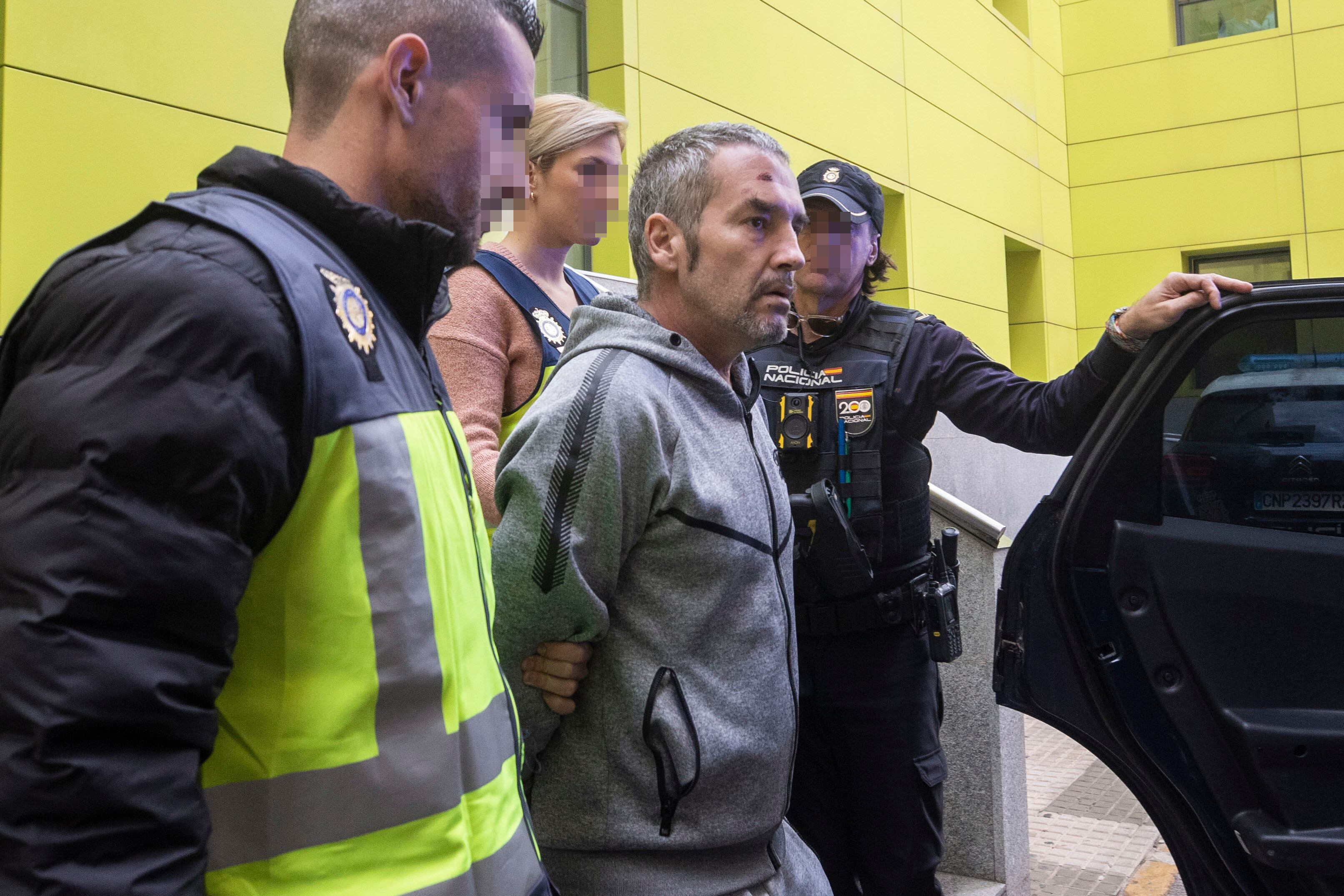 CARTAGENA, 19/12/2024.- El hombre detenido tras confesar en comisaría haber matado a su mujer, este jueves es conducido por la policía nacional a los juzgados de Cartagena donde pasará a disposición judicial. EFE/Marcial Guillén
