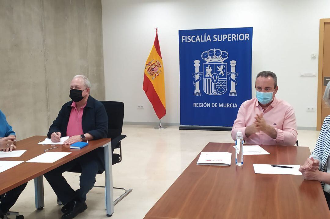 Antonio Jiménez, secretario general de UGT Región de Murcia y Santiago Navarro, secretario general de CCOO Región de Murcia, asisten a la reunión convocada por el Fiscal Superior, José Lúis Díaz Manzanera