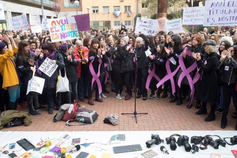 Medio millar de periodistas, la mayoría mujeres, se han concentrado este mediodía en los Jardines Montserrat Roig.