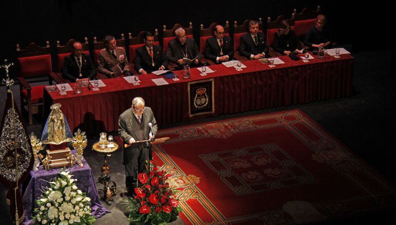 El pregonero de la Semana Santa de Granada de 2018 durante su intervención en el Teatro Isabel la Católica