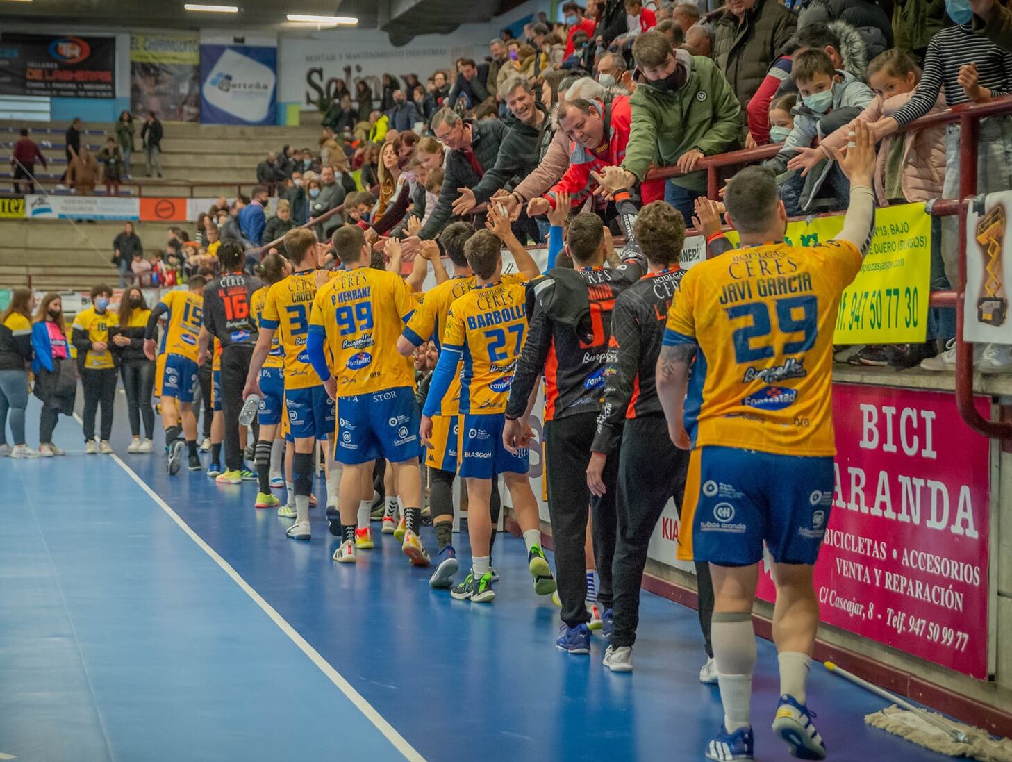 Los jugadores del Tubos Aranda saludan a la afición en el Príncipe de Asturias