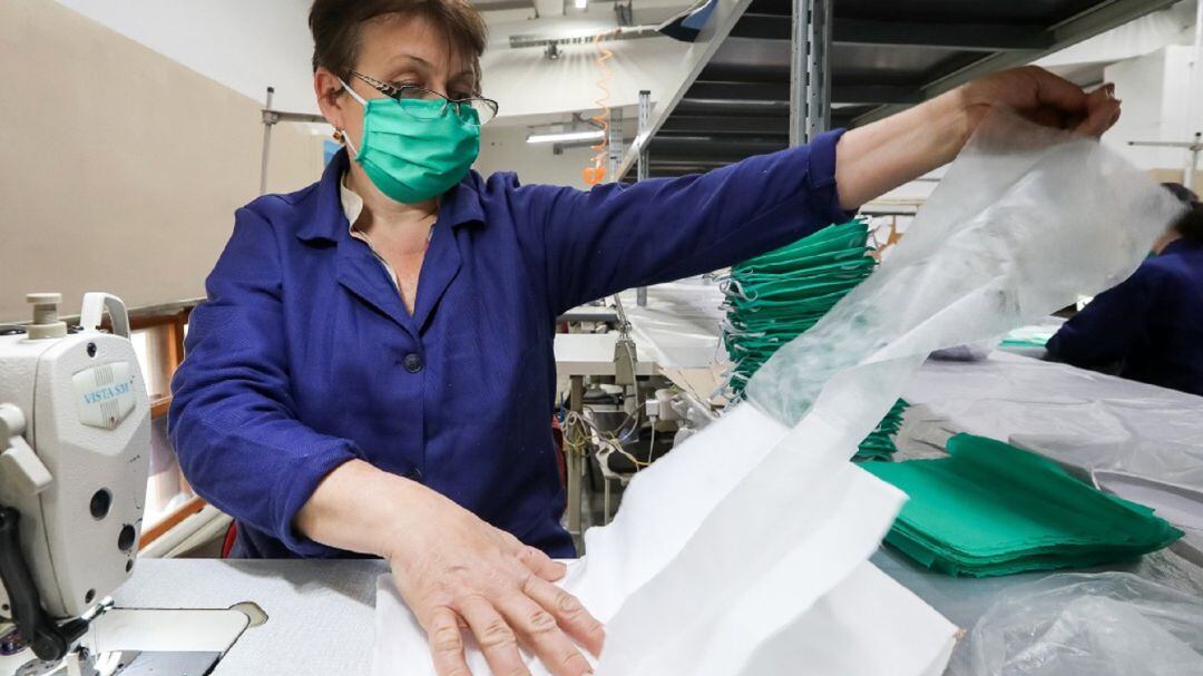 Una mujer fabrica mascarillas.