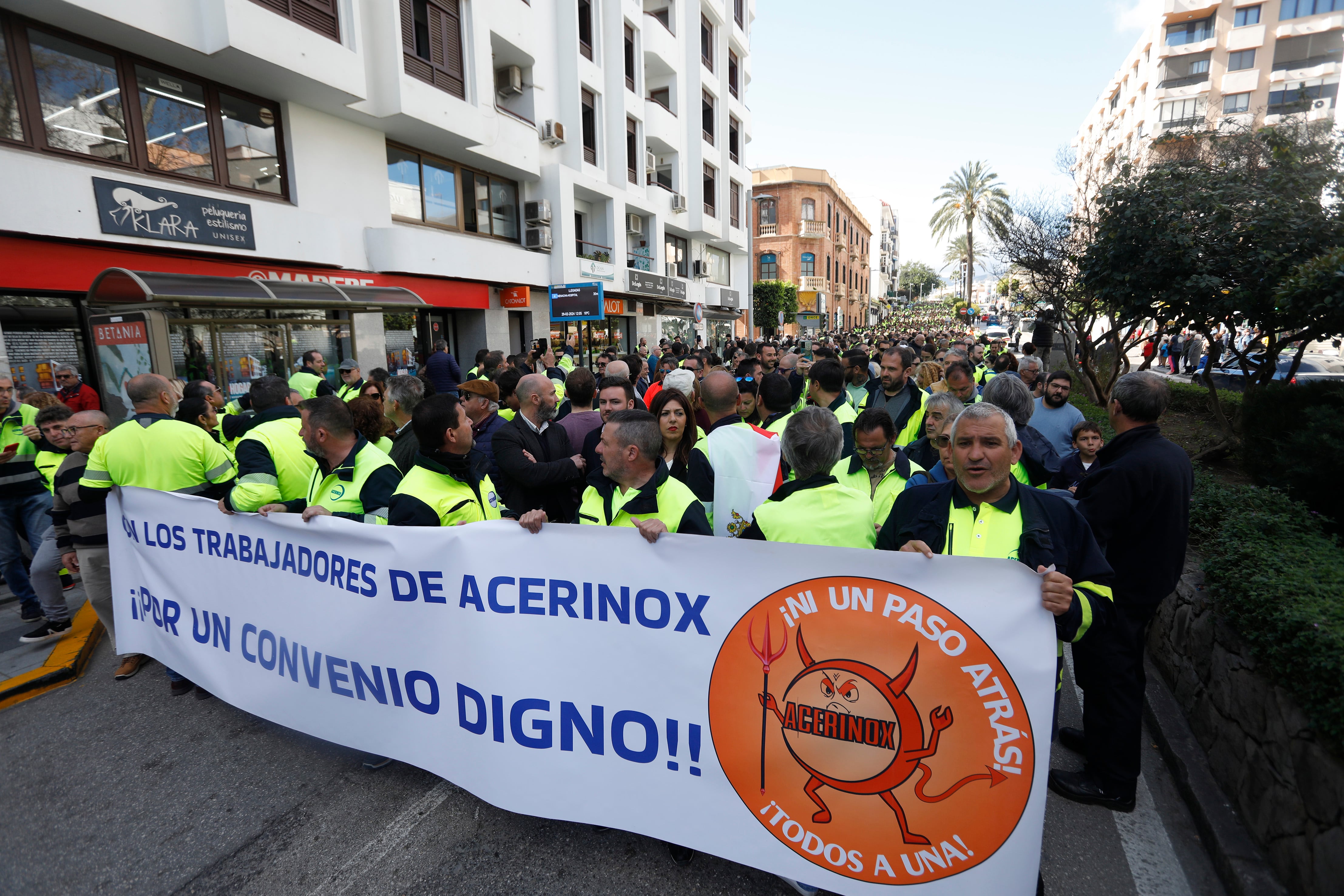 GRAFAND9420. ALGECIRAS CÁDIZ), 29/02/2024.- Cerca de 5.000 personas han marchado este jueves por las calles del centro de Algeciras (Cádiz) para trasladar a la sociedad la situación que atraviesa la plantilla de Acerinox, que vive el día número 25 de huelga indefinida en la planta que la acerera tiene en Los Barrios (Cádiz). EFE/A.Carrasco Ragel.
