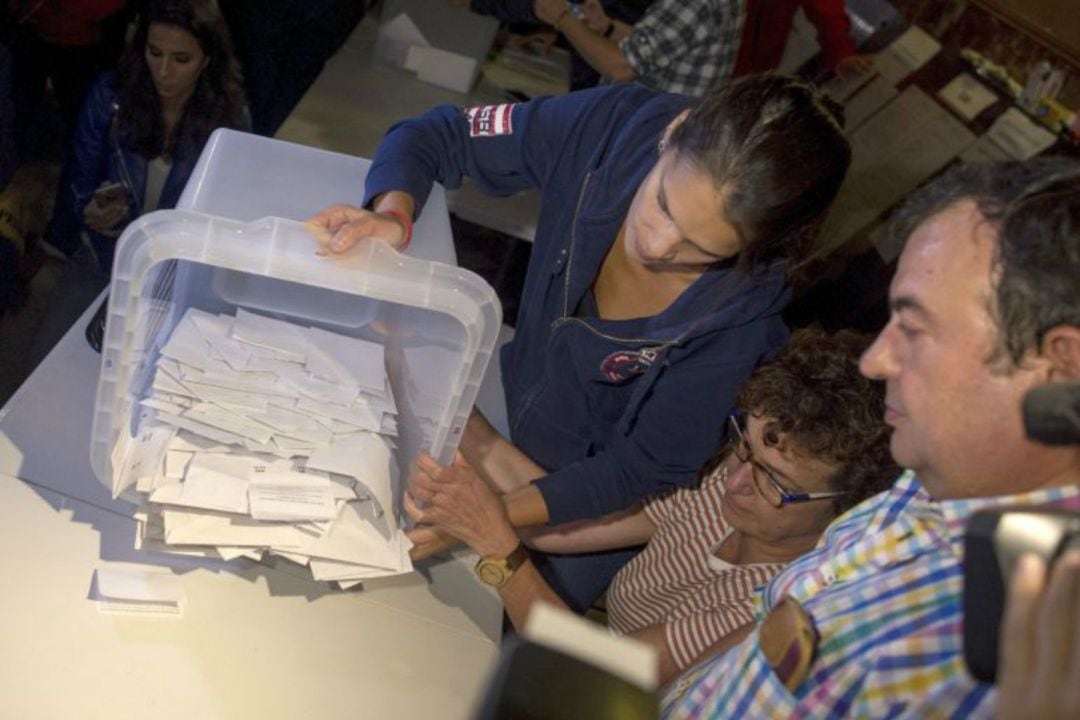 Imagen de archivo del recuento de papeletas tras el referéndum ilegal de 2017. 