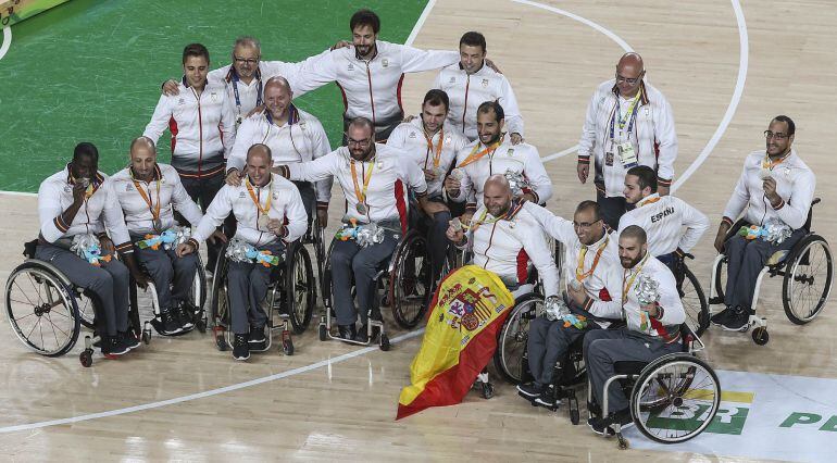 El combinado español recibe la medalla de plata tras su inmenso partido