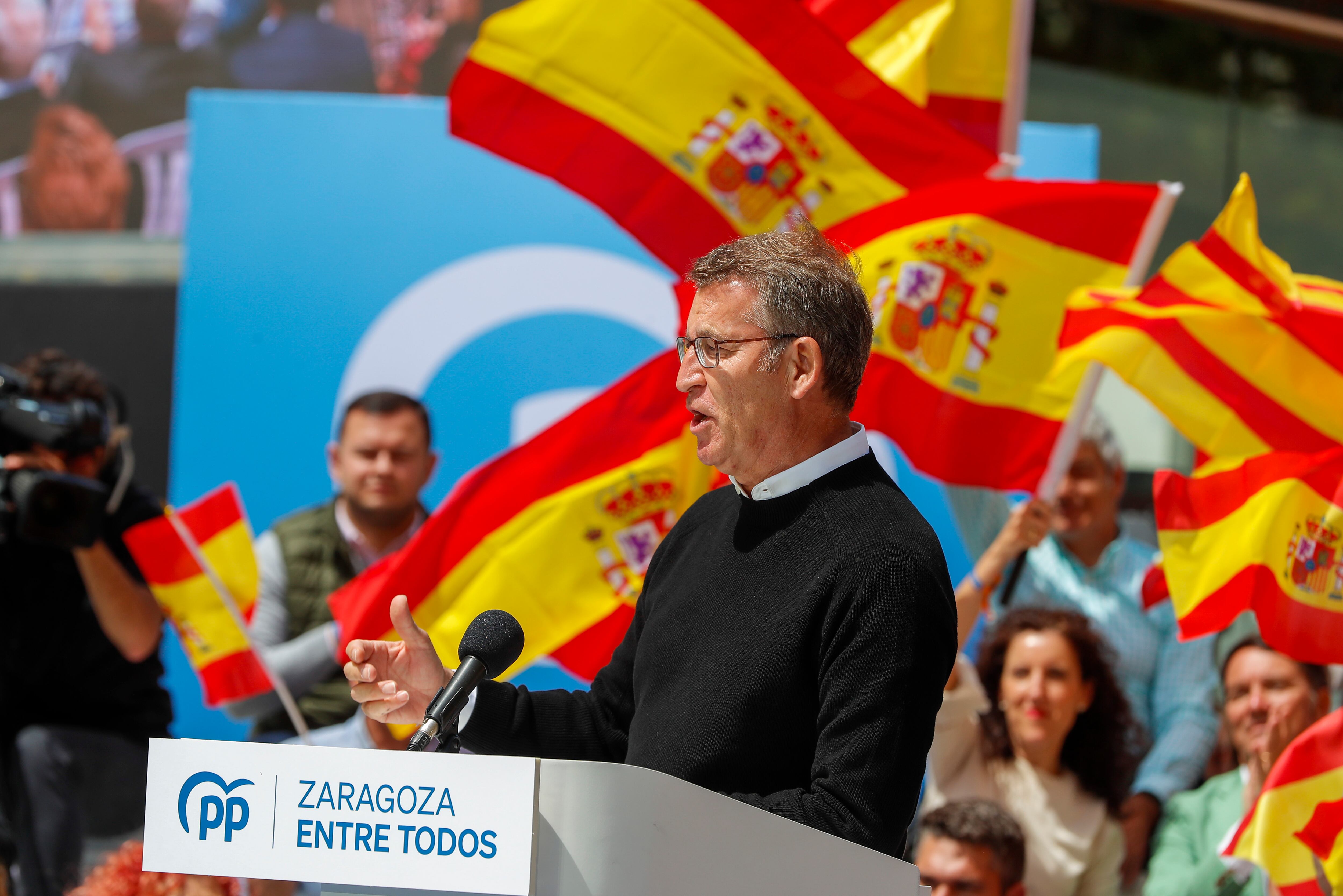 El líder del PP, Alberto Núñez Feijóo (c), respalda a los candidatos de su partido a las elecciones autonómicas y locales del 28 M durante un mítin en Zaragoza este domingo | EFE/ Javier Cebollada