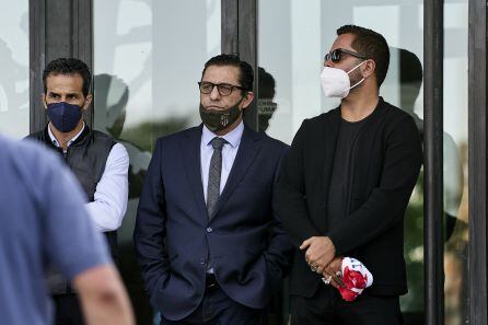 El exjugador del Atlético de Madrid Paolo Futre (c) en el homenaje a Saúl.