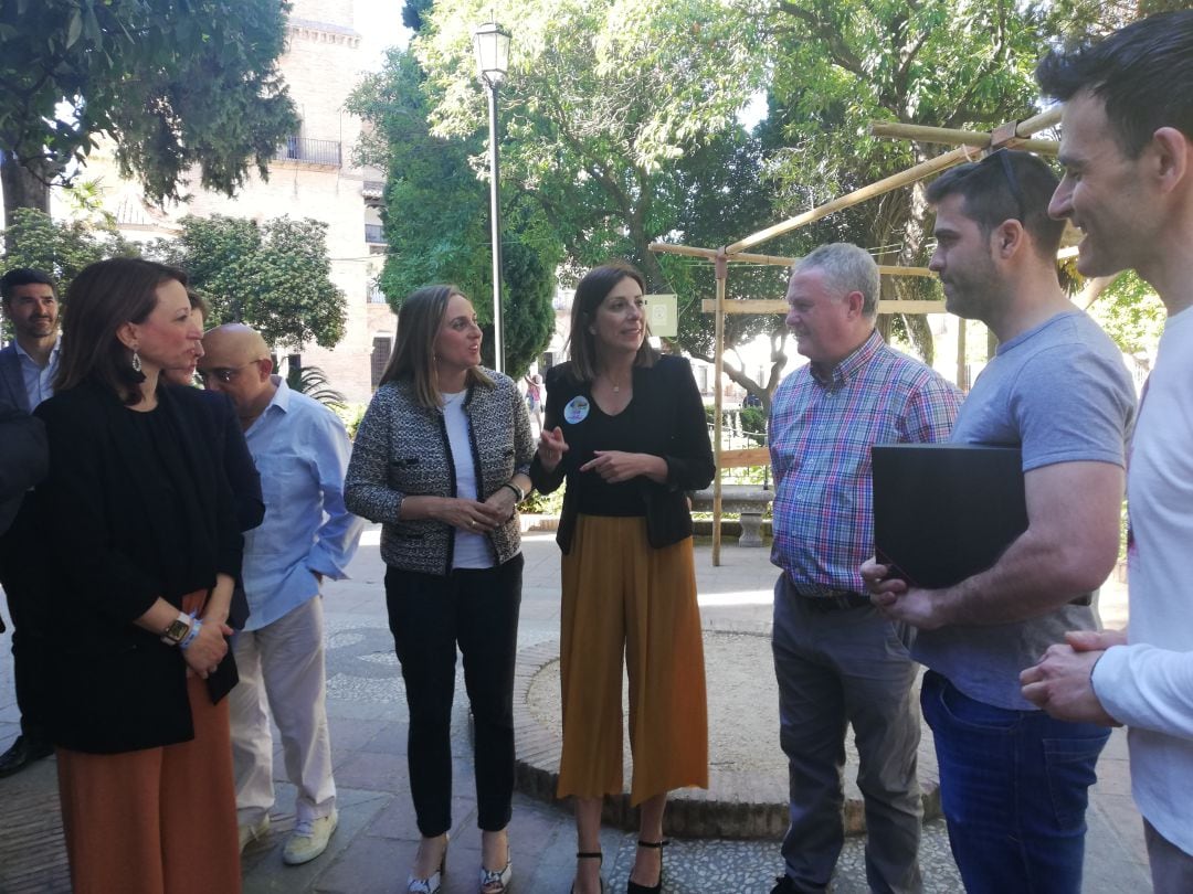 Imagen del encuentro mantenido entre la consejera de Fomento y los componentes del colectivo rondeño