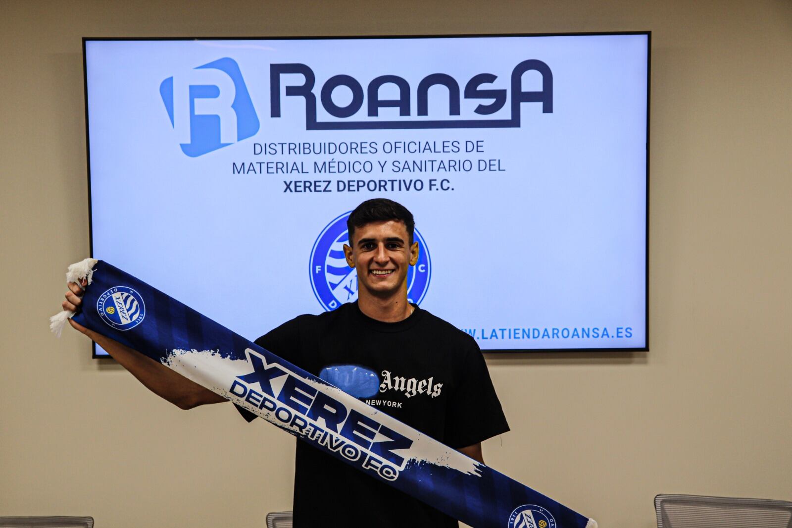 Matías Ramos posando con la bufanda del Xerez DFC