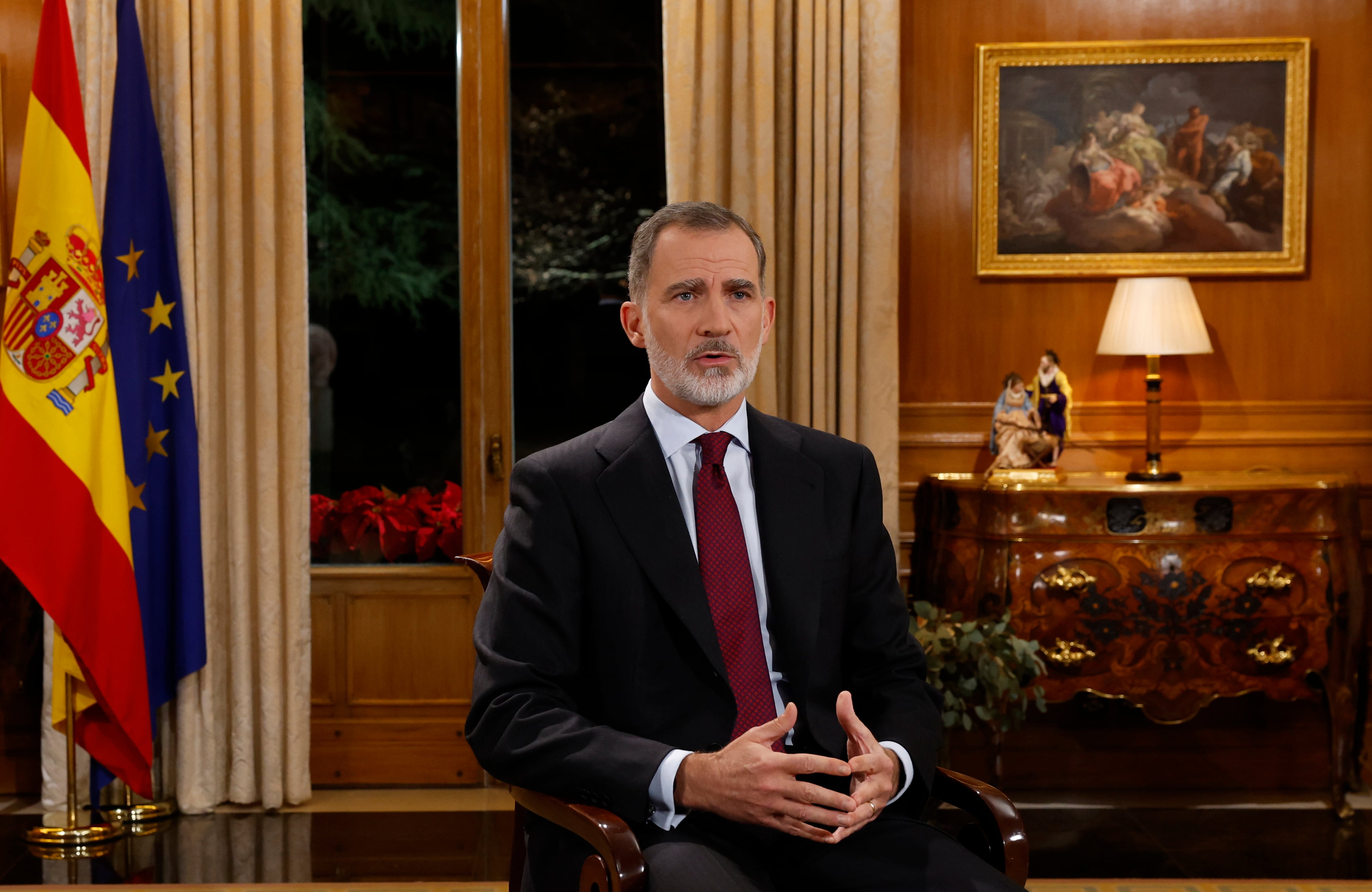 El rey Felipe VI pronuncia su tradicional discurso de Nochebuena, el noveno de su reinado, en un momento marcado por la crispación entre los partidos políticos y por la crisis institucional sin precedentes abierta entre el Gobierno y el Tribunal Constitucional (TC) tras frenar éste la tramitación parlamentaria de la reforma para la elección de sus magistrados.