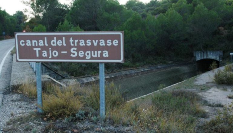 Canal del trasvase Tajo-Segura a su paso por Castilla-La Mancha