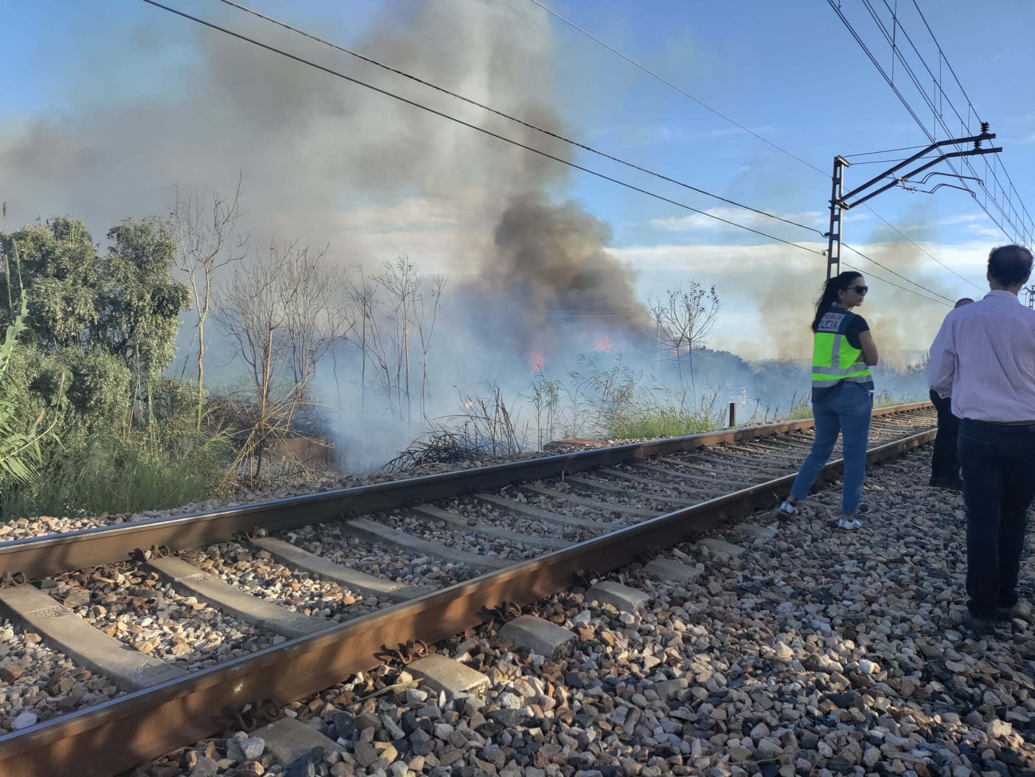 Línea del tren afectada por un incendio entre Gandia y Xeraco.