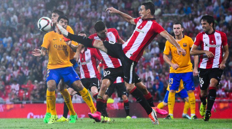 El delantero del Athletic Aritz Aduriz, en uno de los choques de la Supercopa ante el Barcelona.