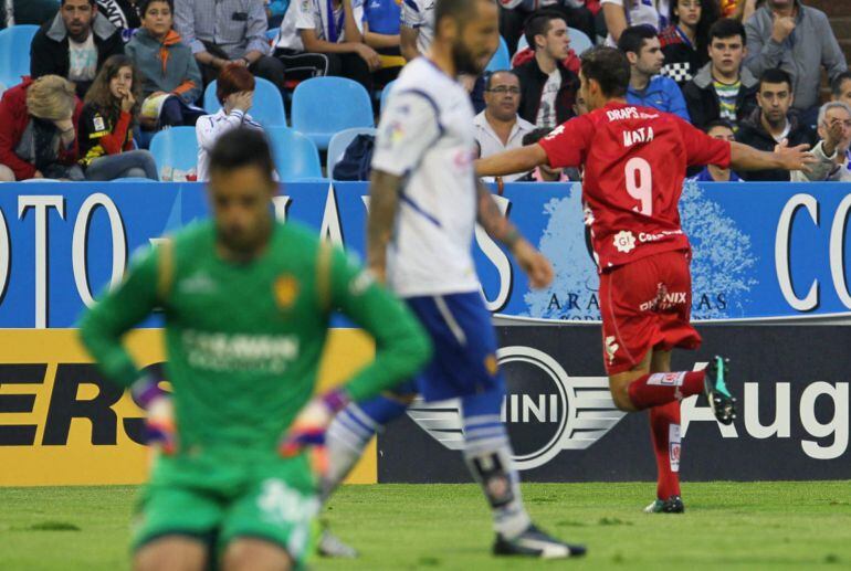 El delantero del Girona Jaime Mata celebra el gol que acaba de marcar, el tercero ante el Real Zaragoza