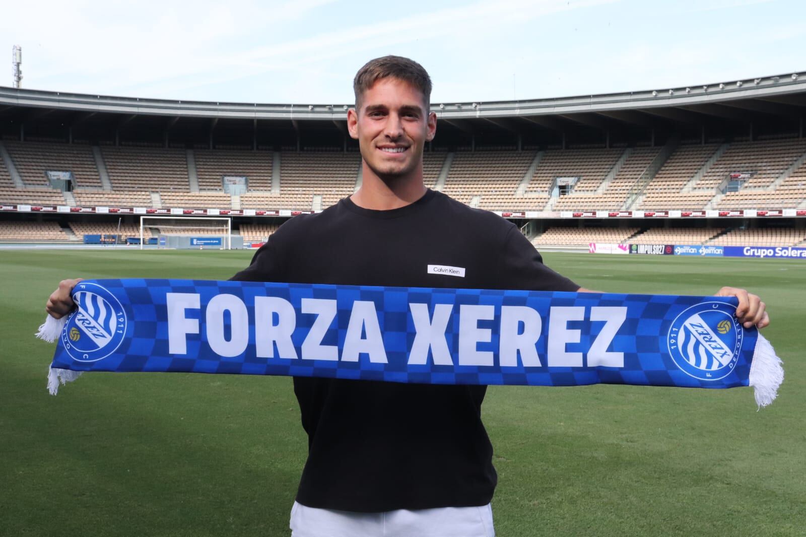 Álvaro Martínez, posando con la bufanda del Xerez DFC