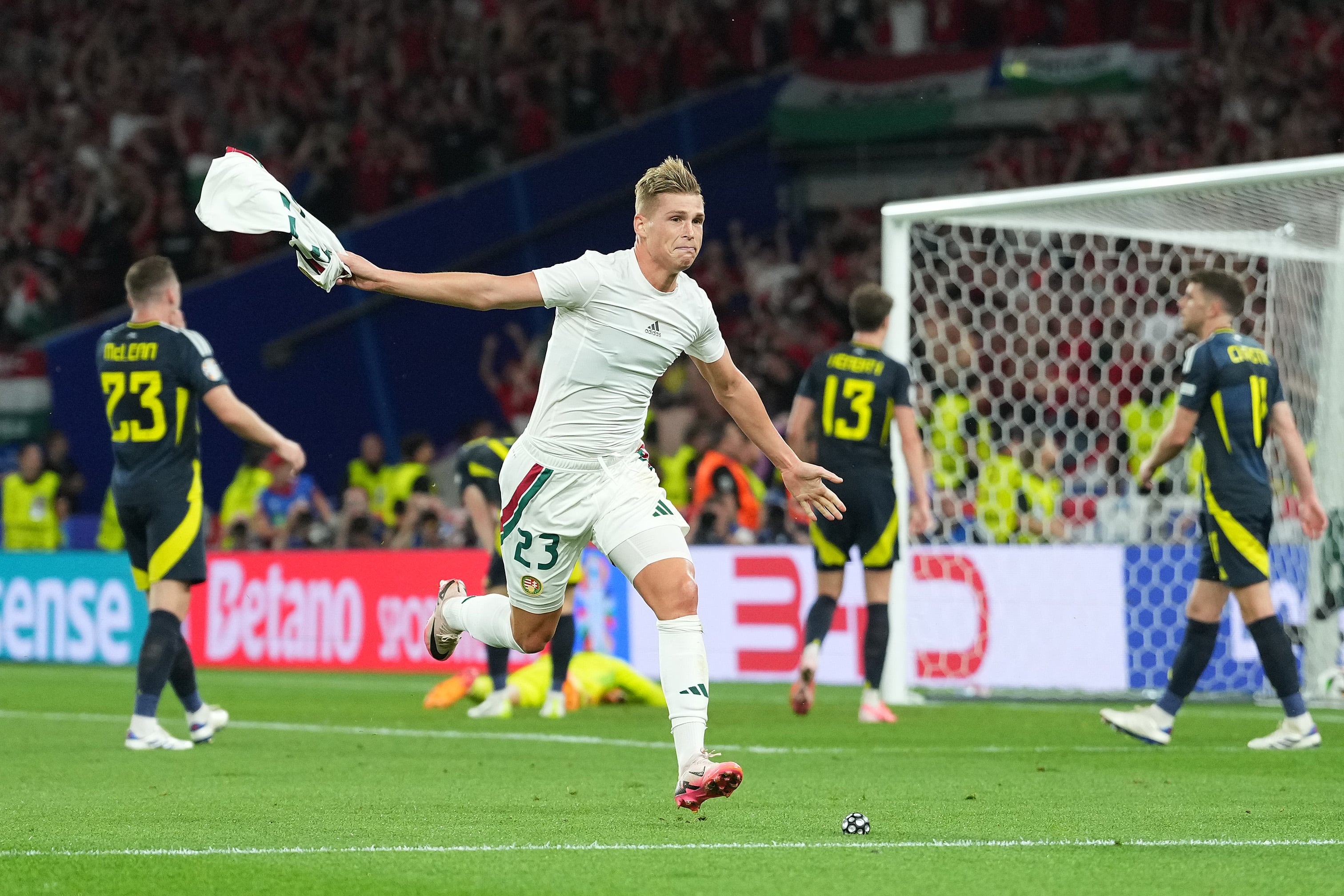 Csoboth celebra su gol en el descuento para clasificar a Hungría como tercera del Grupo A