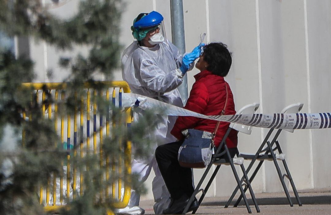 Trinitat Vella i el Raval són dues zones on el número de positius de Covid-19 supera en molt la mitjana de la ciutat