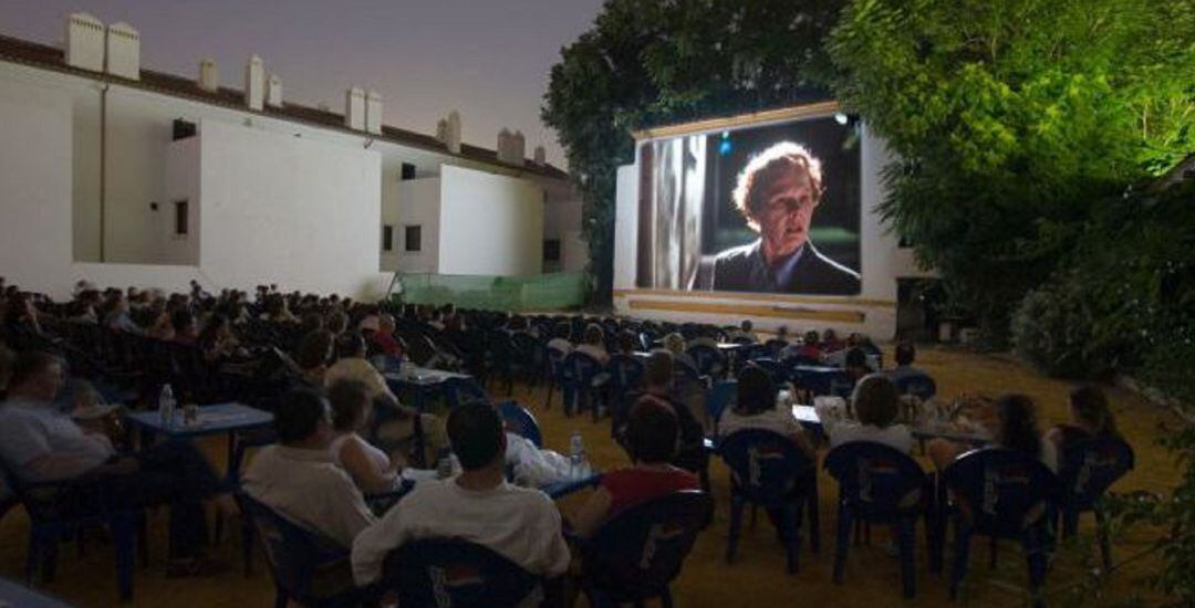 Asistentes a un cine de verano.