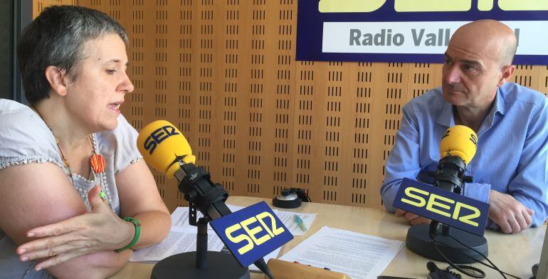 María José Larena conversa con Carlos Flores en los estudios de Radio Valladolid