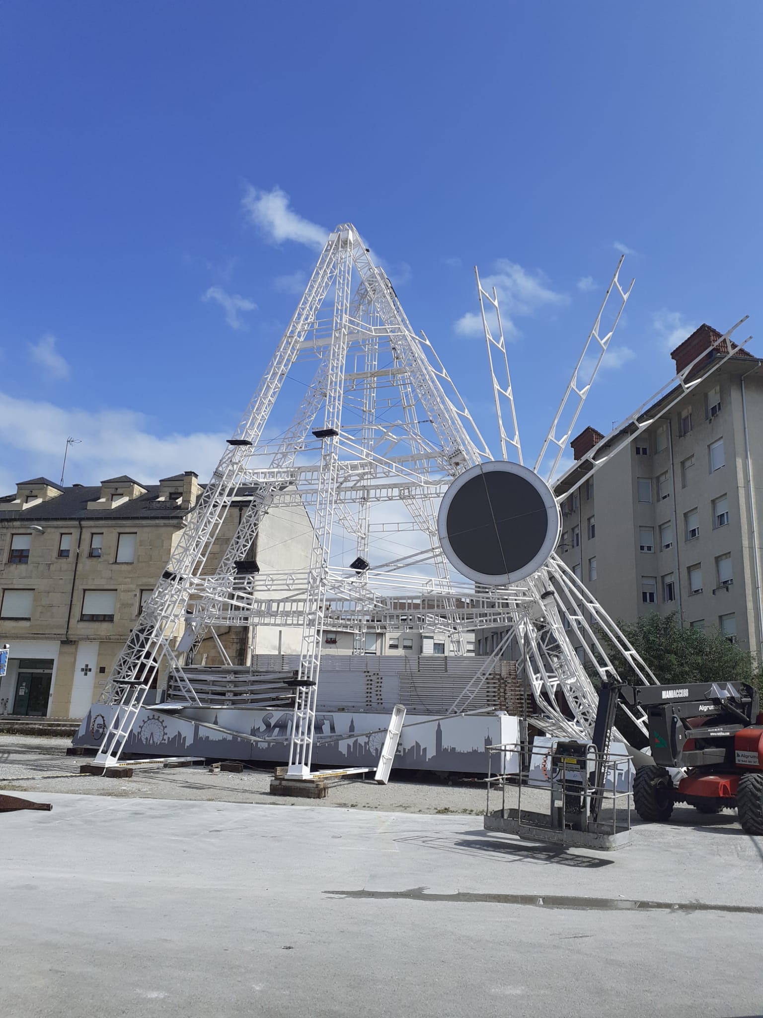 Imagen de la noria después de venirse abajo parte de la estructura.