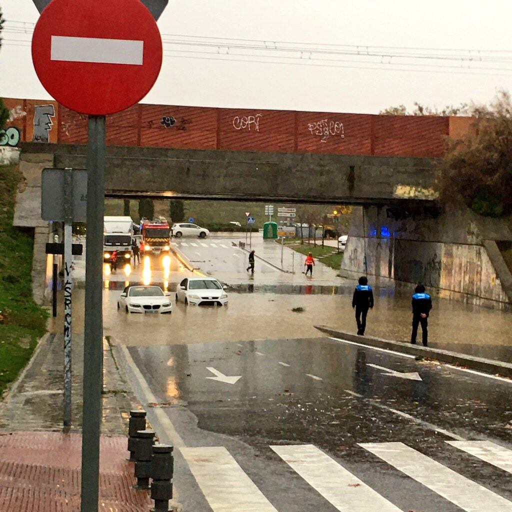 La calle Parla, uno de los accesos al barrio de Arroyo Culebro en Leganés, ha quedado impracticable