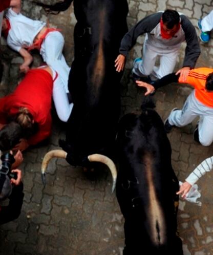 Los toros de Victoriano del Río pasan junto a los corredores