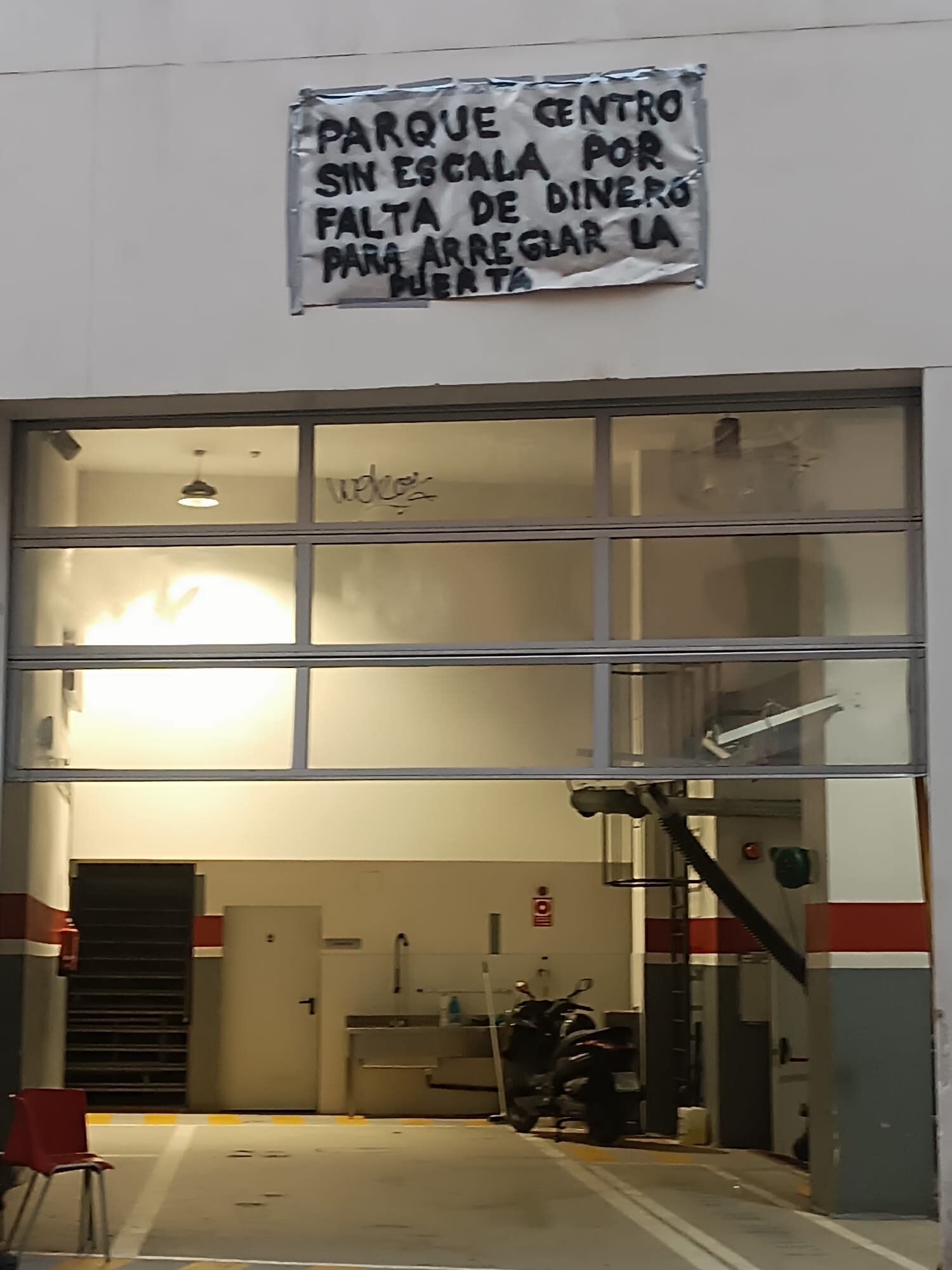 Pancarta con la denuncia de los bomberos del parque 6, en el centro de Madrid