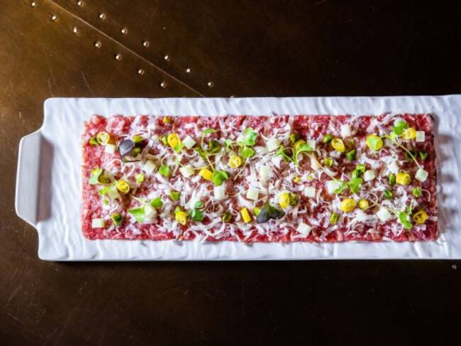 Lascas de presa ibérica con pistachos, manzana y queso de cabra.