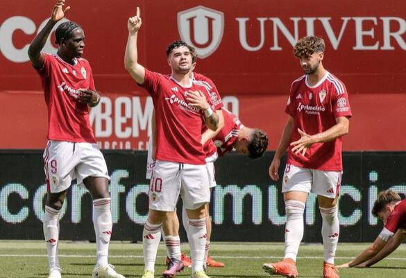 Ismael Ferrer celebra un gol con el Real Murcia Imperial en la 23-24