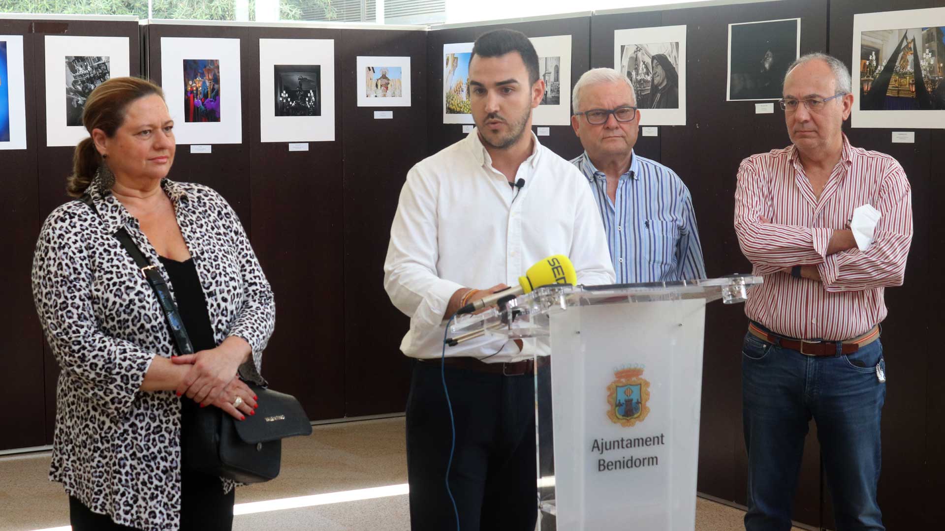 El concejal de Cultura de Benidorm, Jaime Jesús Pérez, durante la presentación de la exposición en el hall del ayuntamiento