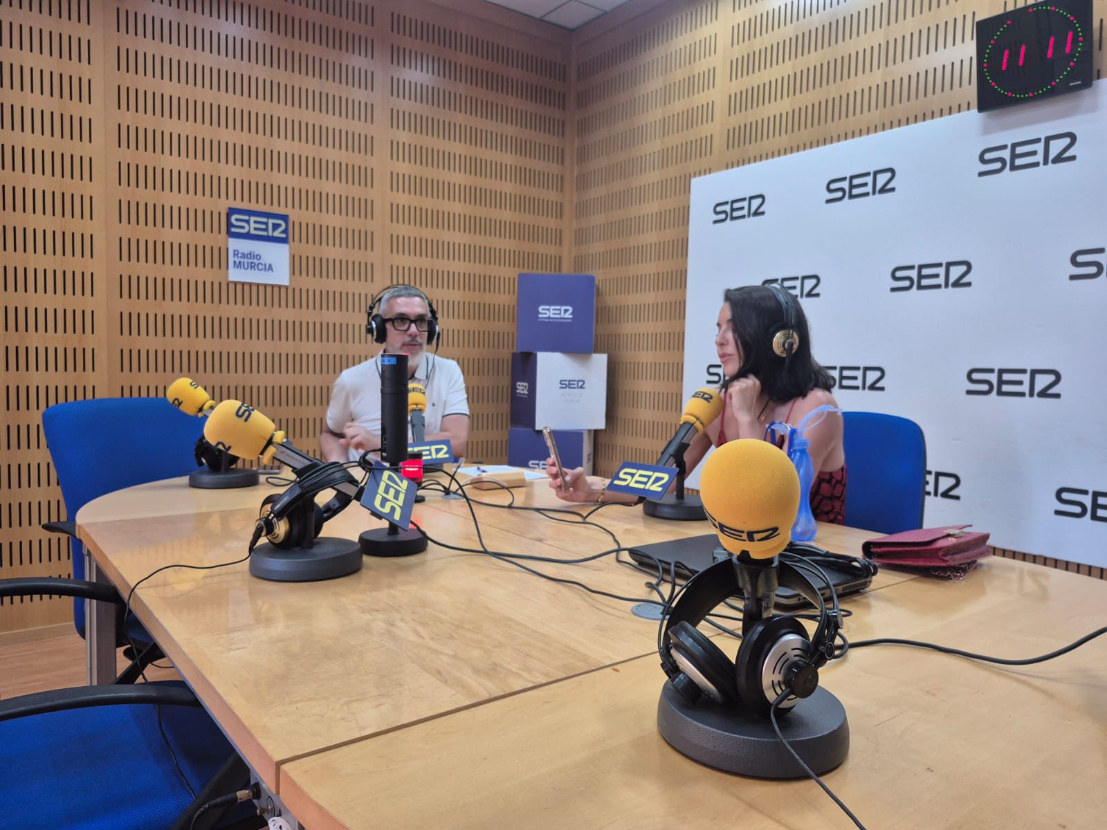 Ruth Lorenzo en los estudios de Radio Murcia junto a Paco Sánchez, presentador y director de Hoy por hoy Murcia.