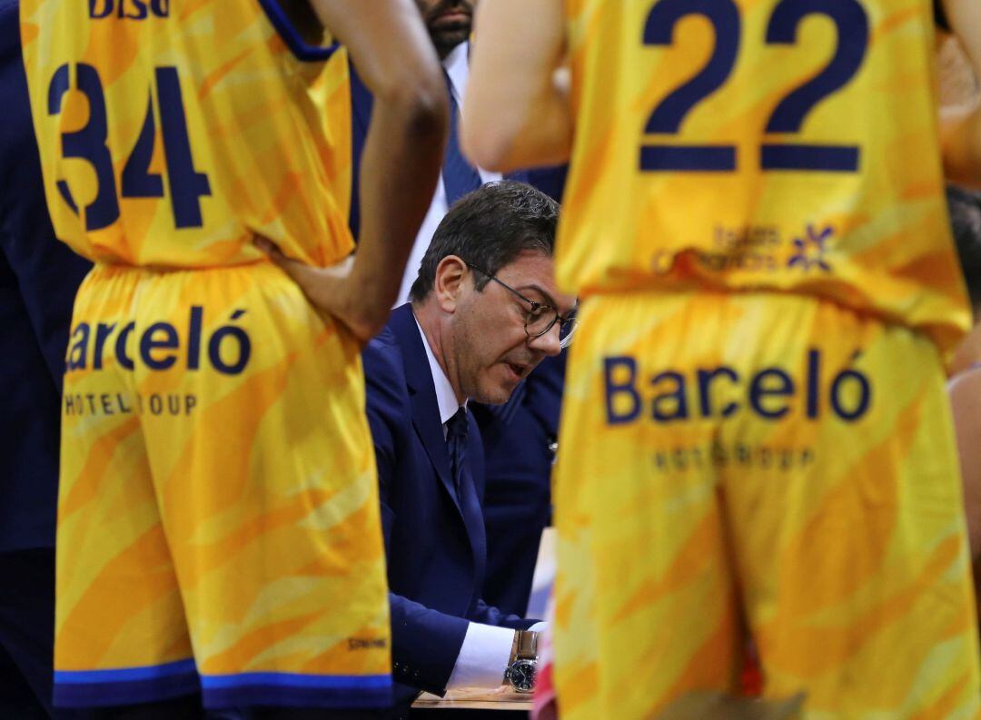 El entrenador del Herbalife Gran Canaria, Fotis Katsikaris, da instrucciones a sus jugadores durante un tiempo muerto durante el partido de la liga ACB contra el Retabet Bilao Basket disputado este domingo en el Gran Canaria Arena, en Las Palmas de Gran Canaria.