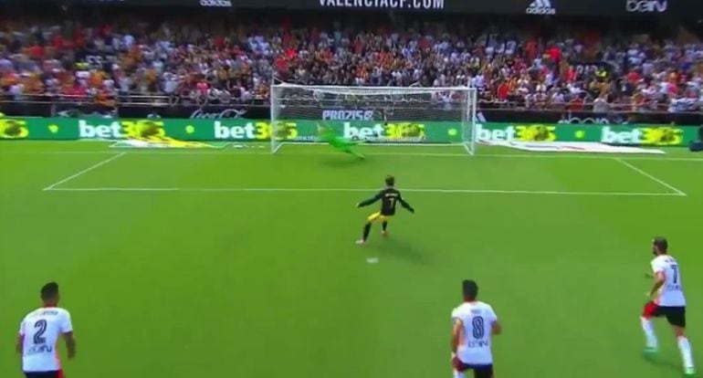 Alves detuvo el primer penalti a Griezmann