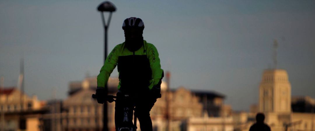 Un ciclista en el primer día en el que se permitió la práctica deportiva