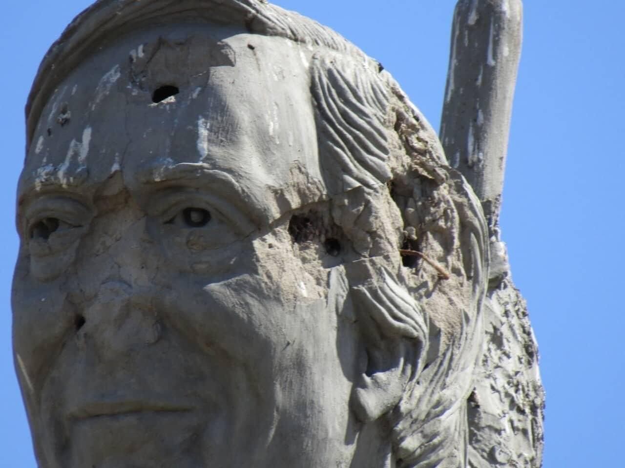 La estatua vandalizada de Néstor Kirchner.