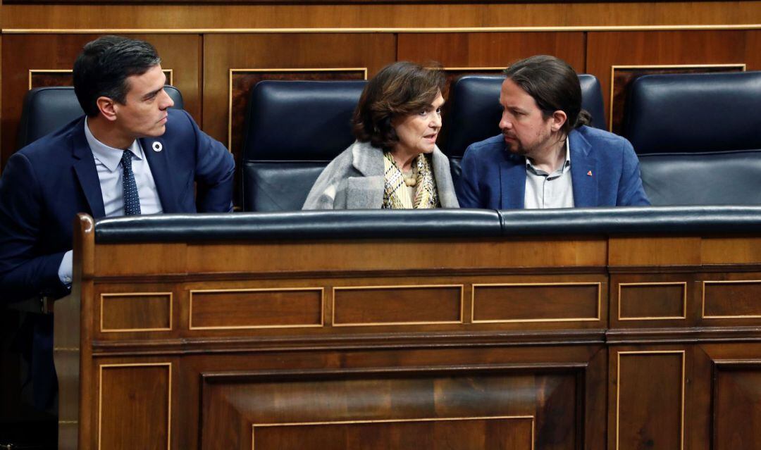 El presidente del Gobierno, Pedro Sánchez, la vicepresidenta primera del Ejecutivo, Carmen Calvo, y el vicepresidente segundo, Pablo Iglesias