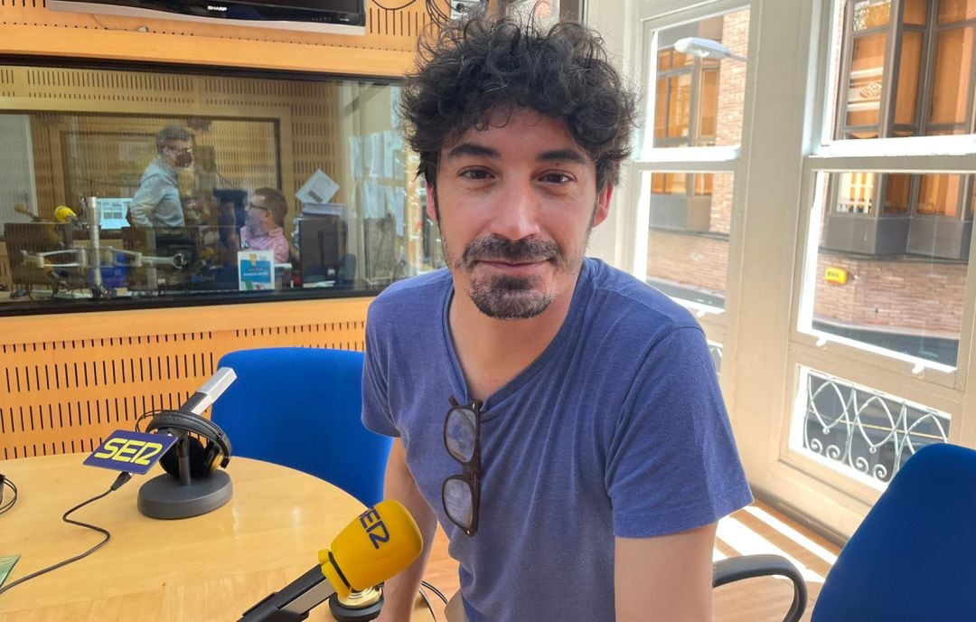 El cantante, músico y compositor, Fran Ropero, en los estudios de Radio Murcia