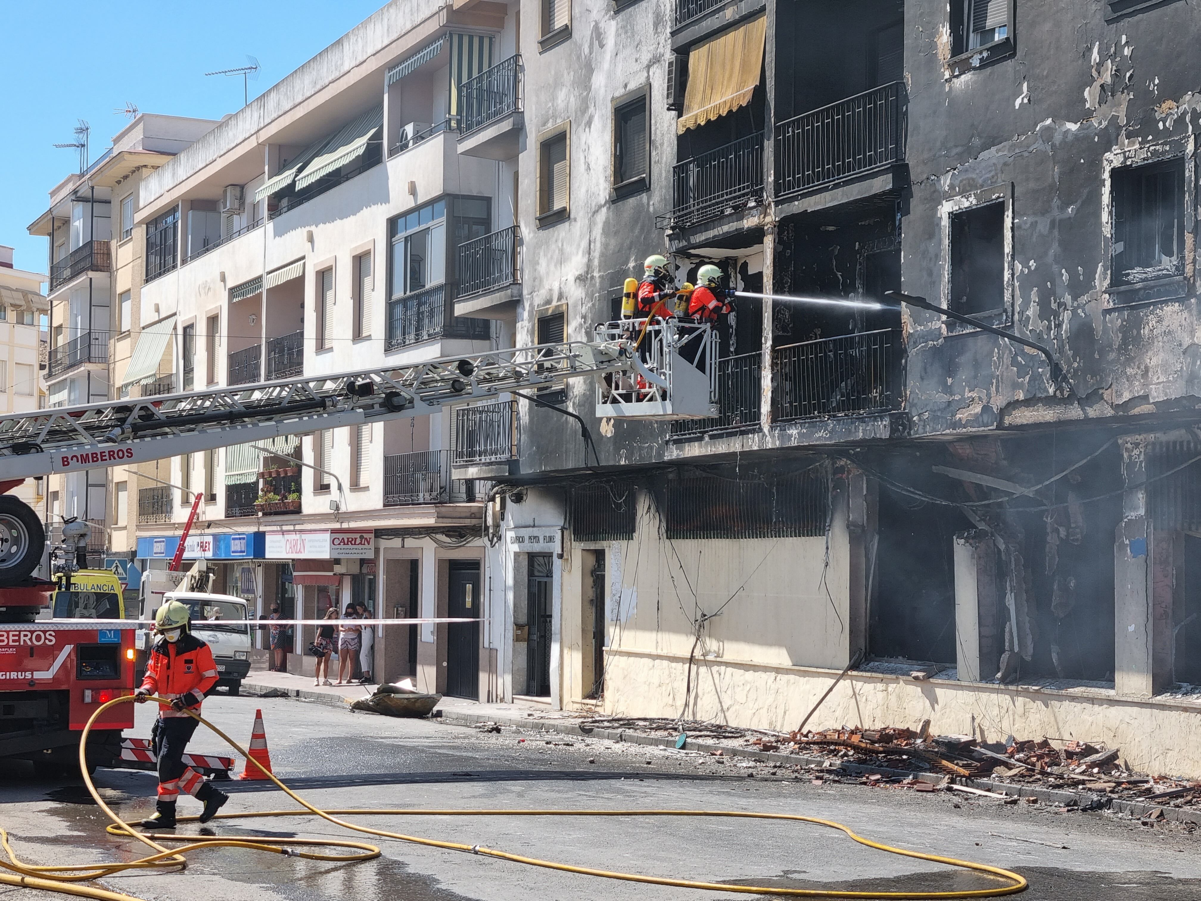 Los efectivos del CPB de Málaga continúan realizando tareas de refresco en la zona calcinada este jueves