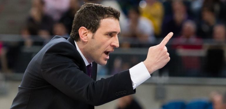 Ibon Navarro da ordenes desde la banda en un partido con Laboral Kutxa