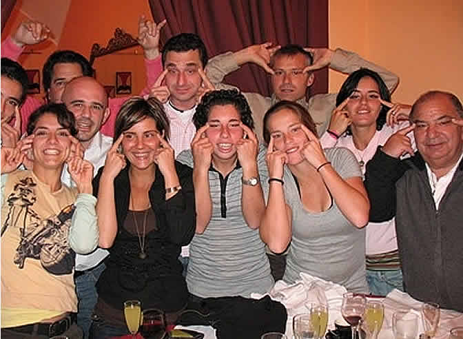 <i>The Wall Street Journal</i> publica en su edición de hoy ésta fotografía del equipo femenino de tenis realizando el gesto de rasgarse los ojos, el mismo que tanto han criticado en EEUU a la selección española de baloncesto.