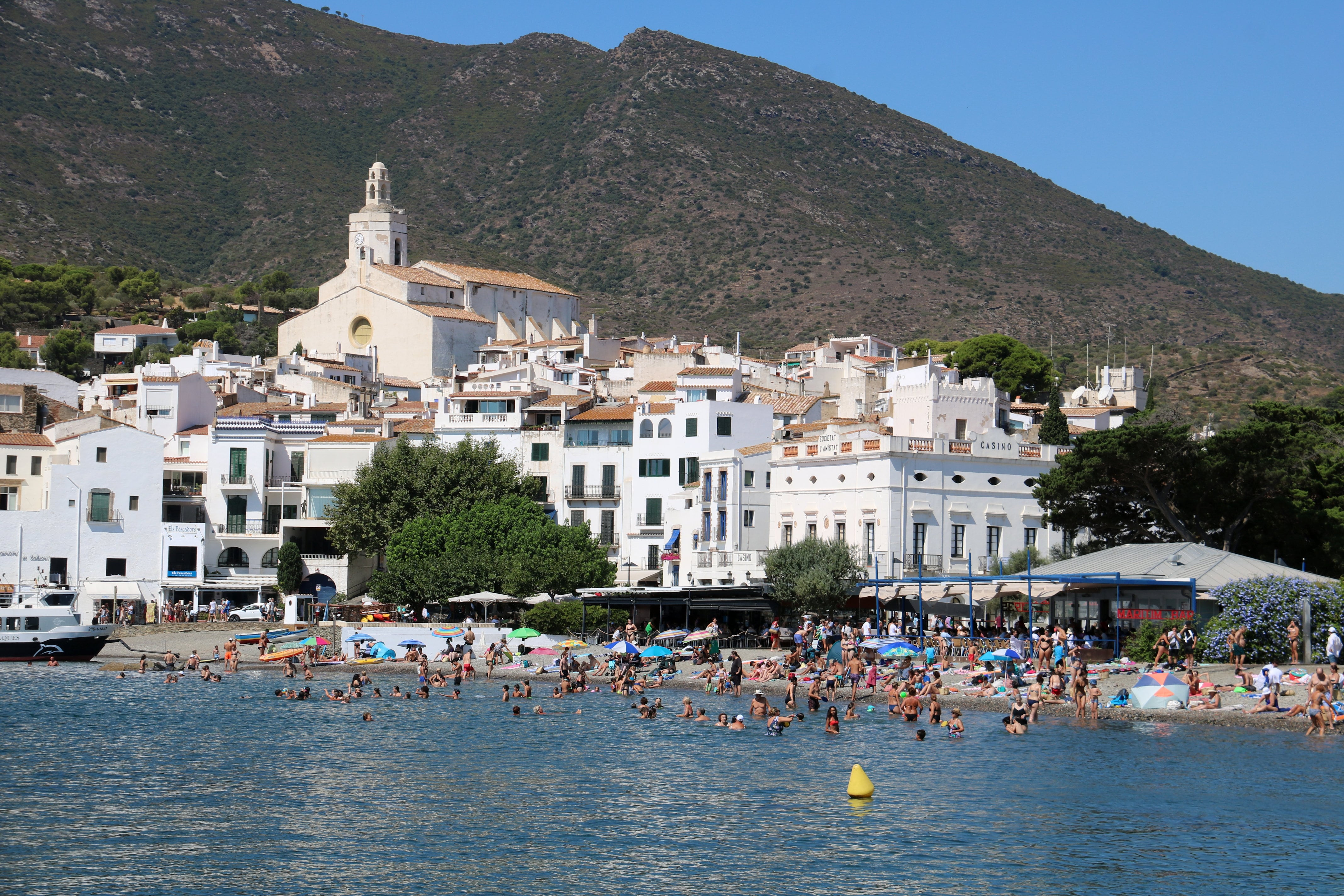 La platja gran de Cadaqués plena de gent