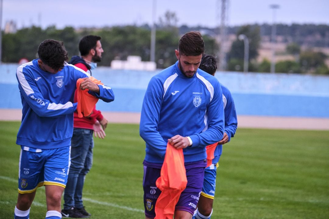 Varios jugadores durante un calentamiento de la entidad ribereña.