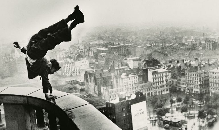 El trapecista, fotografía de Jürgen Schadeberg, que hablará en Sindokma de su trabajo