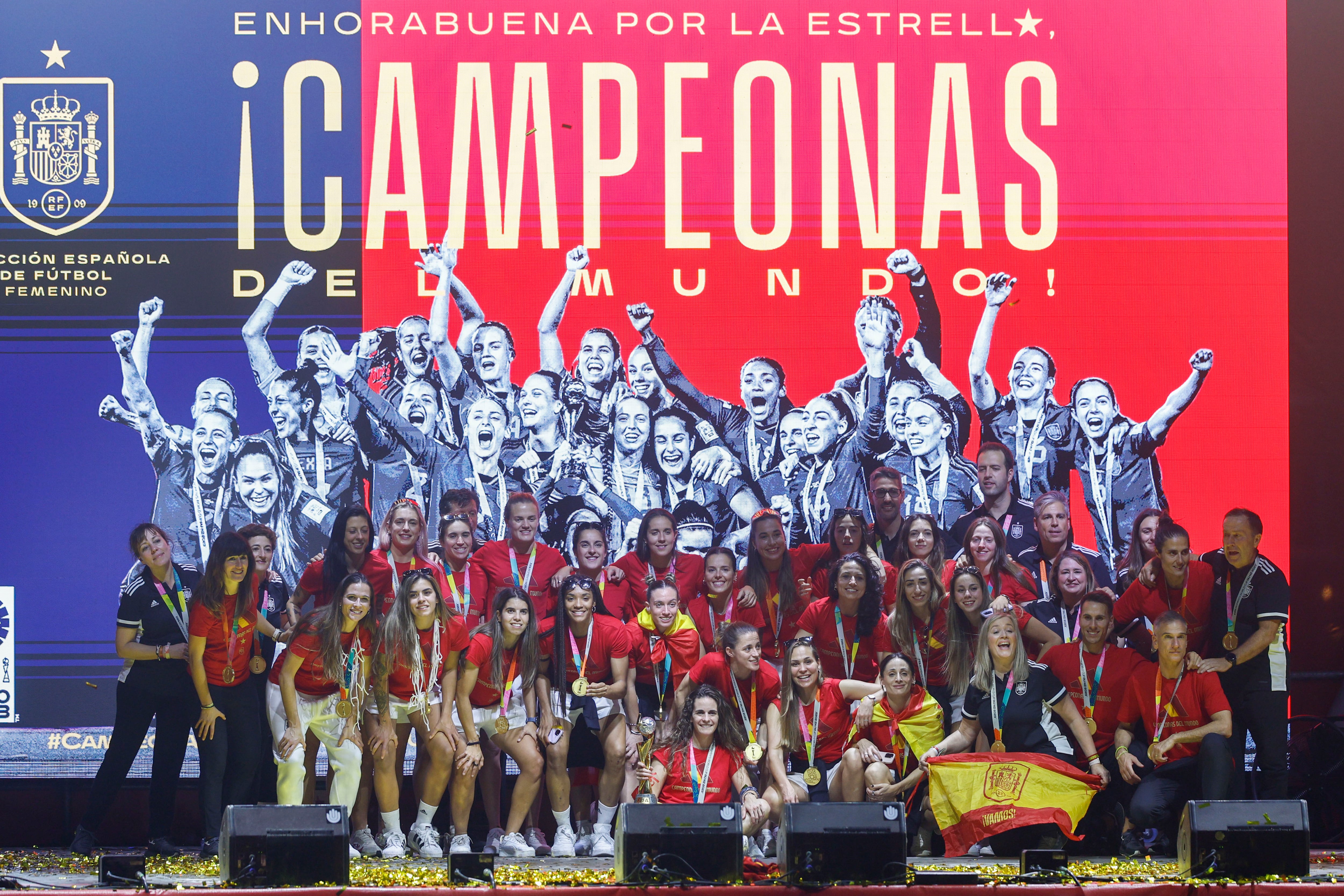 La selección española femenina de fútbol, nueva campeona del Mundo, durante la celebración con la afición este lunes en la explanada Puente del Rey, en Madrid Río.