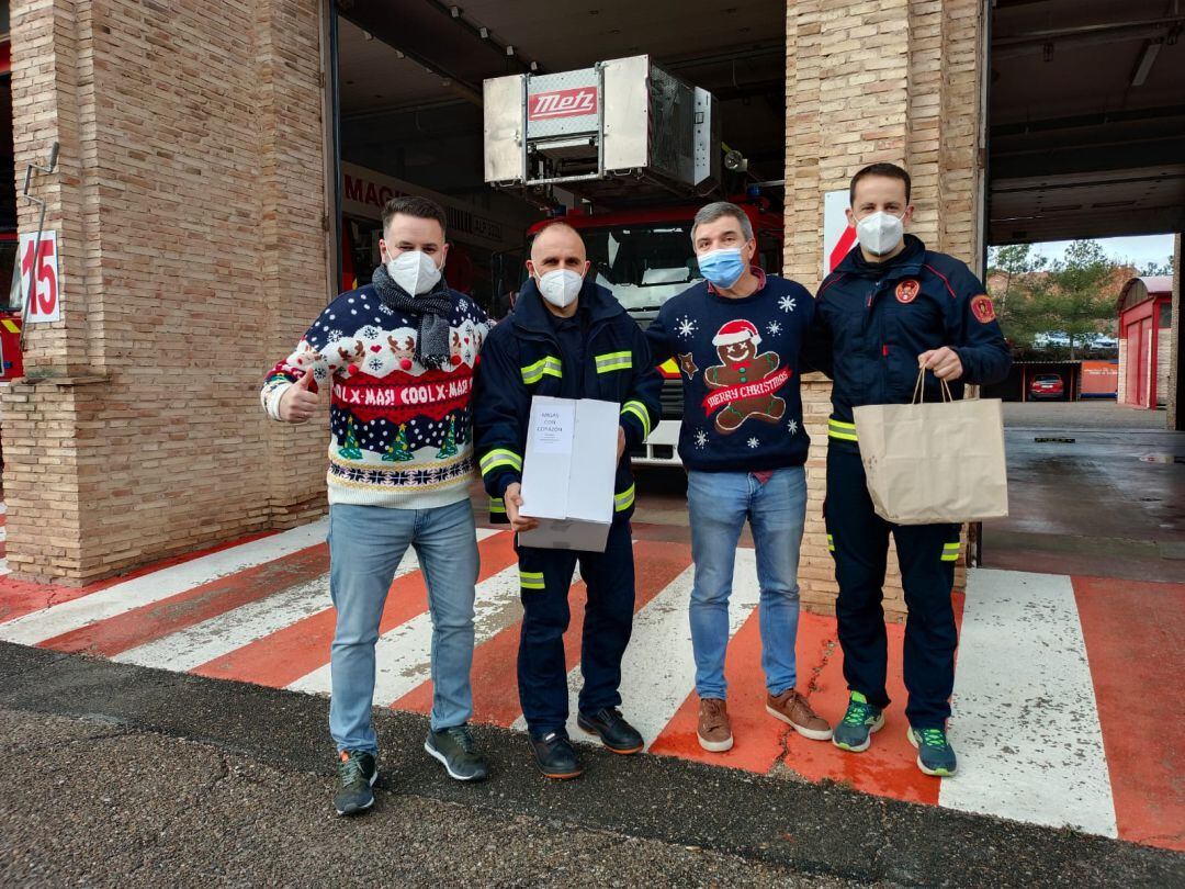 Entrega del &#039;pack miguero&#039; a los bomberos de Toledo por parte del equipo de cerveza Domus, que han participado este año en las &#039;Migas con Corazón&#039; de la SER junto a Vive Toledo, Qualery y Cantaelgallo