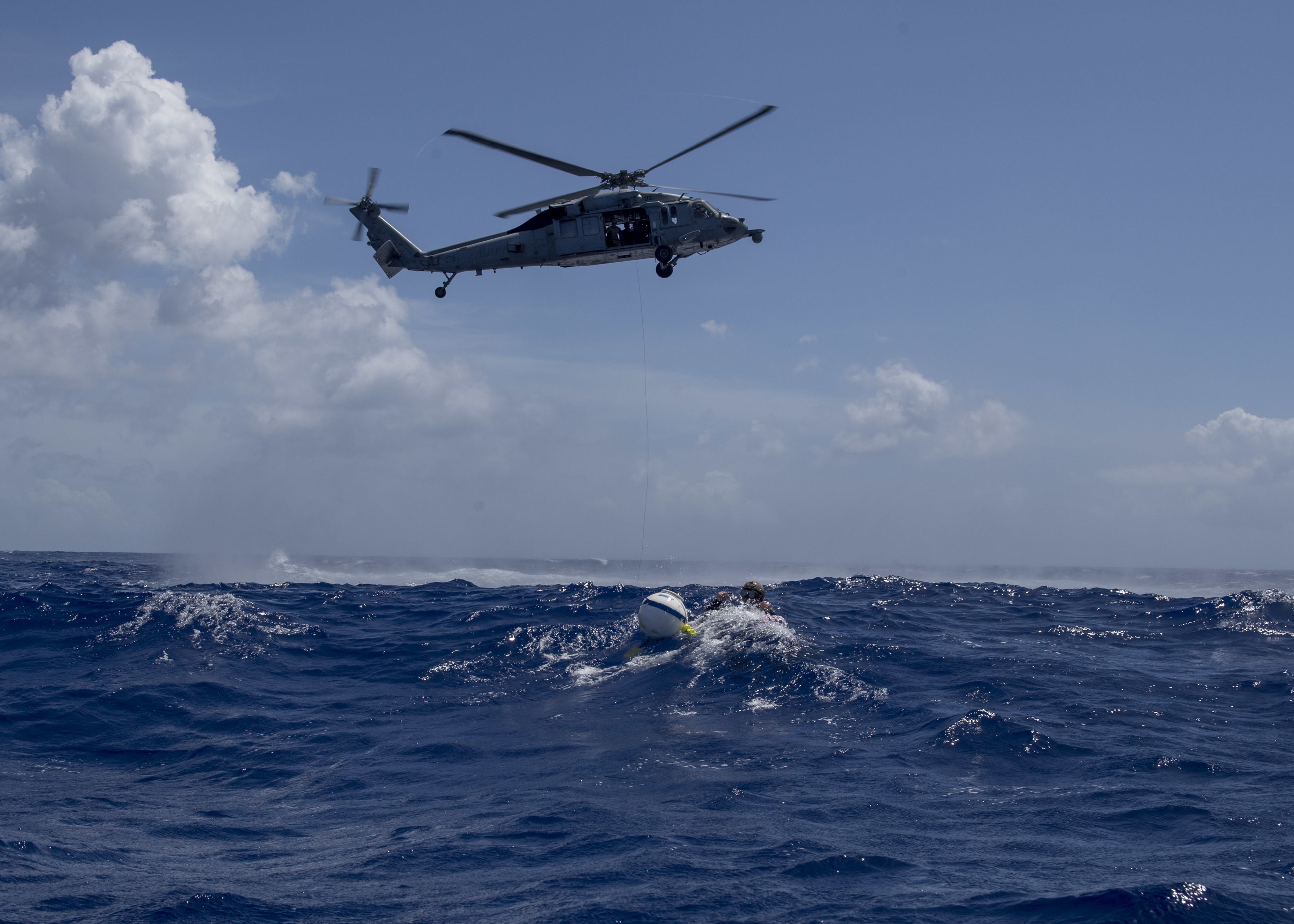 Imagen de archivo de un helicóptero sobre el mar