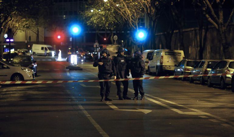 Policías cerca del restaurante &#039;Le Petit Cambodge&#039;.