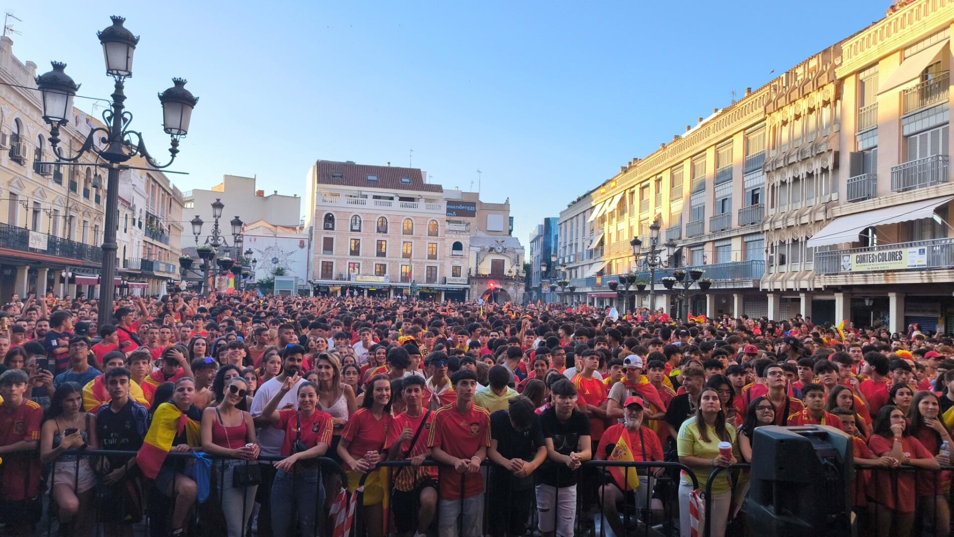 Miles de aficionados viendo el partido en la Plaza Mayor de la capital